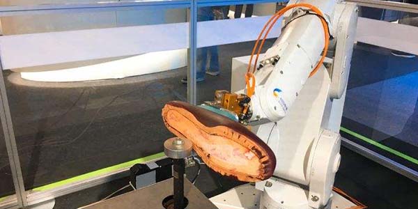 某鞋廠 以2000轉速度將鞋底放在打磨機下面打磨，沒有想到會這樣的