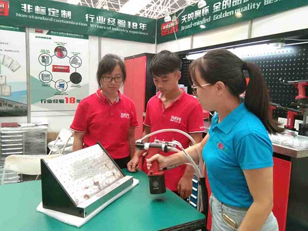 速耐氣動(dòng)工具工作人員現(xiàn)場(chǎng)測(cè)試