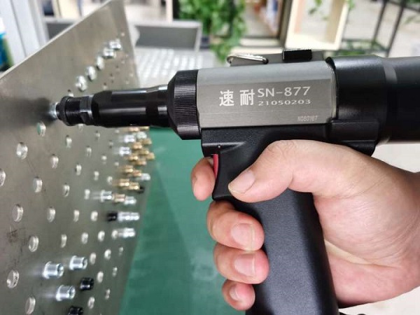 鉚螺母鉚接過(guò)程