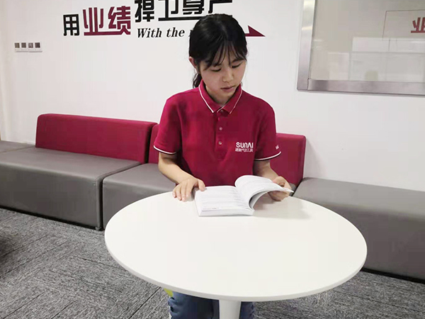 速耐氣動工具員工在認(rèn)真的學(xué)習(xí)